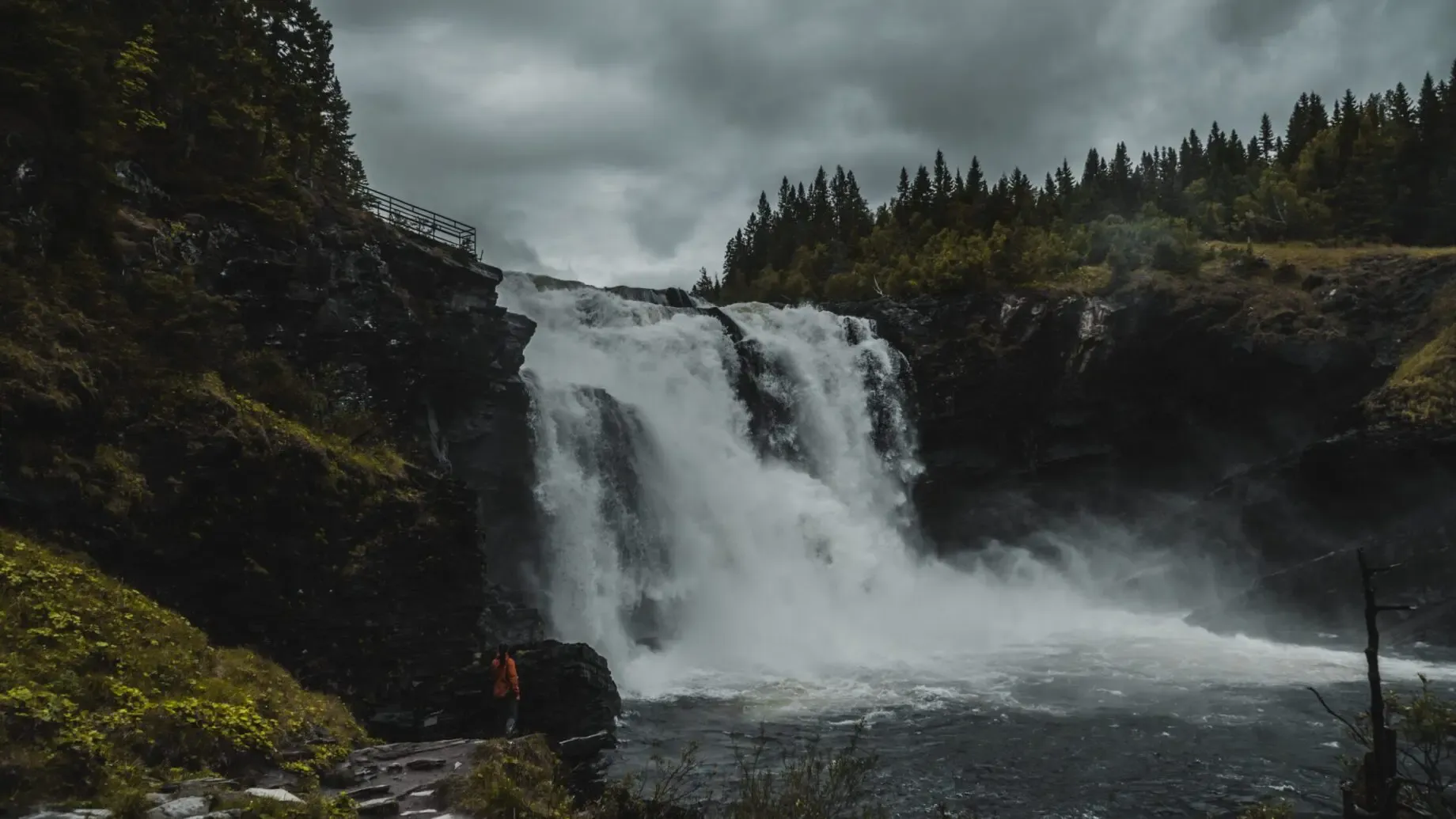 Fiskare vid sjö i solnedgång